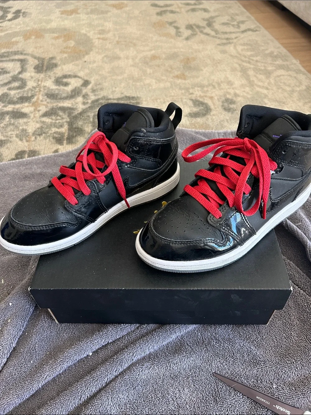 Boys’ Jordan 1 Mid SE Black High-Top Sneakers with Red Laces in 2.5